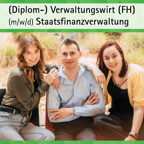 Zu sehen sind ein junger Kollege in der Mitte sitzend sowie zwei junge Kolleginnen, welche im Innenhof des Finanzamtes sitzen und in die Kamera schauen. Alle drei fühlen sich wohl und sind glücklich. Es stellt eine freudige Situation im Finanzamt dar. Das